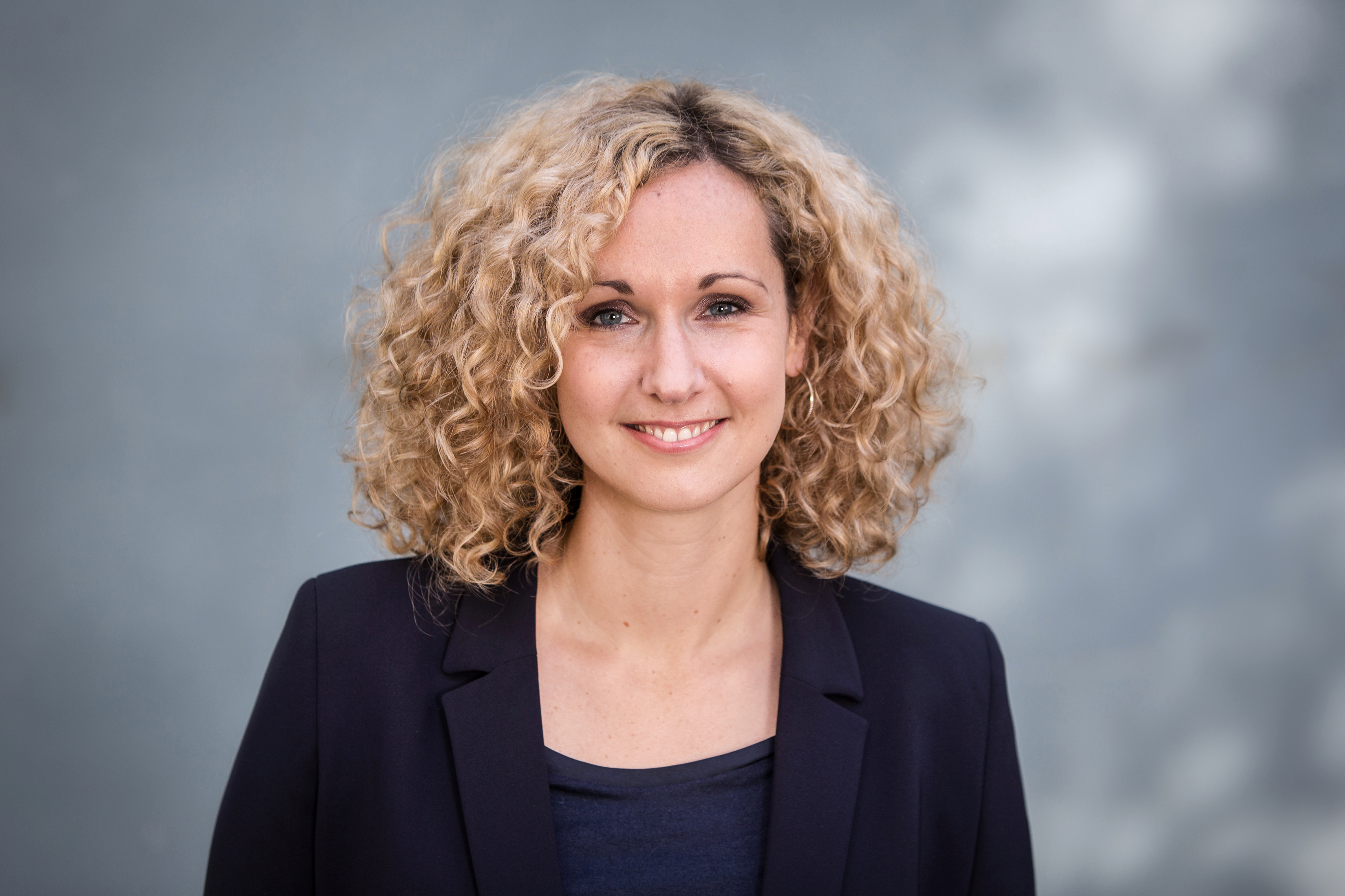 Bewerbungsfoto einer Frau im Studio Bewerbungsfoto einer Frau aus dem Fotostudio Luzern